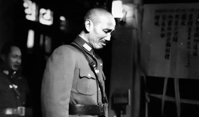 1941年，一个中学都没毕业的教授，给蒋介石写了封信。信里就一个意思：抗战胜利后