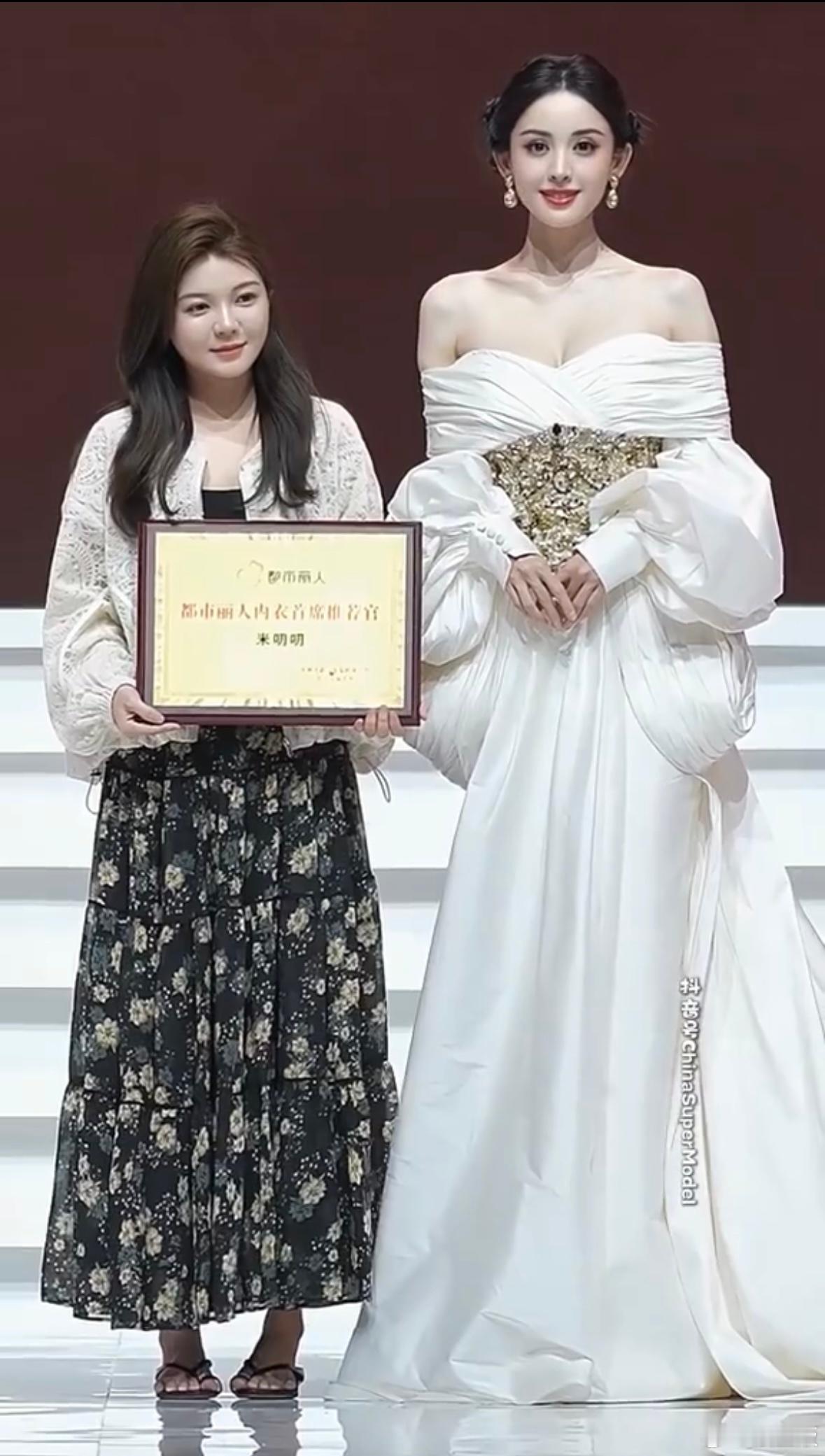 我相信左边已经是生活里的美女了，但娜扎直接美成神仙了….[跪了]​​​