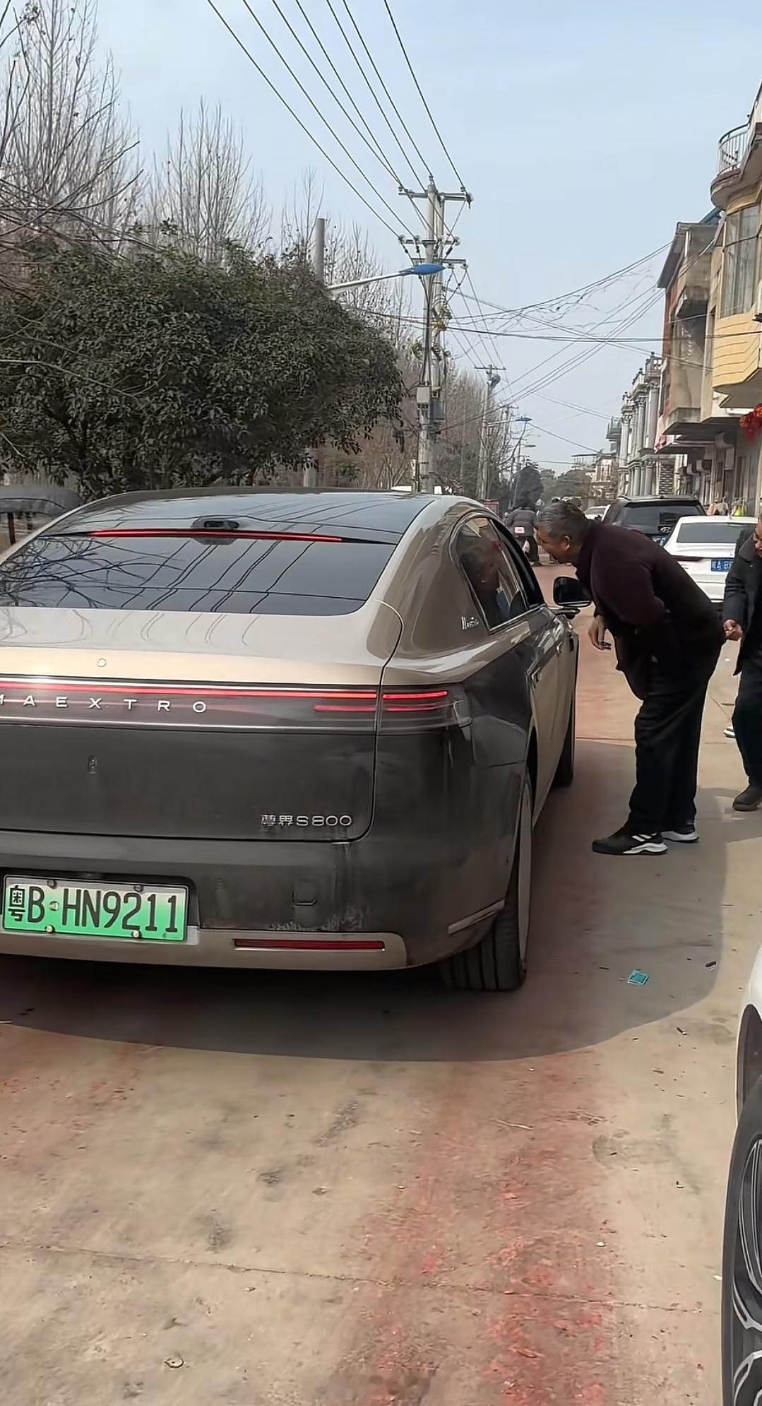 余承东今年回老家开的是尊界S800，三层小楼真不错，家门口660米的水泥路也是他