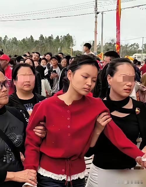 富商砸50万想抢她的位置，神轿纹丝不动，八次怒杯后全场傻眼一个女孩被赶走，富