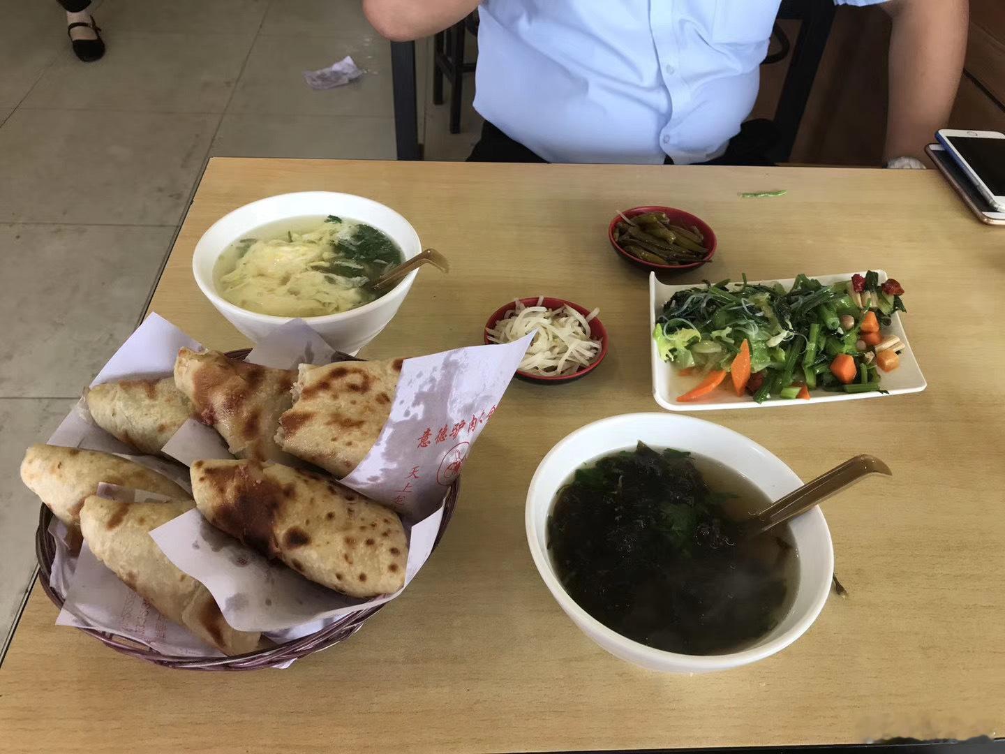 河北驴肉火车卷出了新高度说起来好久没吃驴肉火烧/驴肉卷饼了。打完这几个字肚子都不