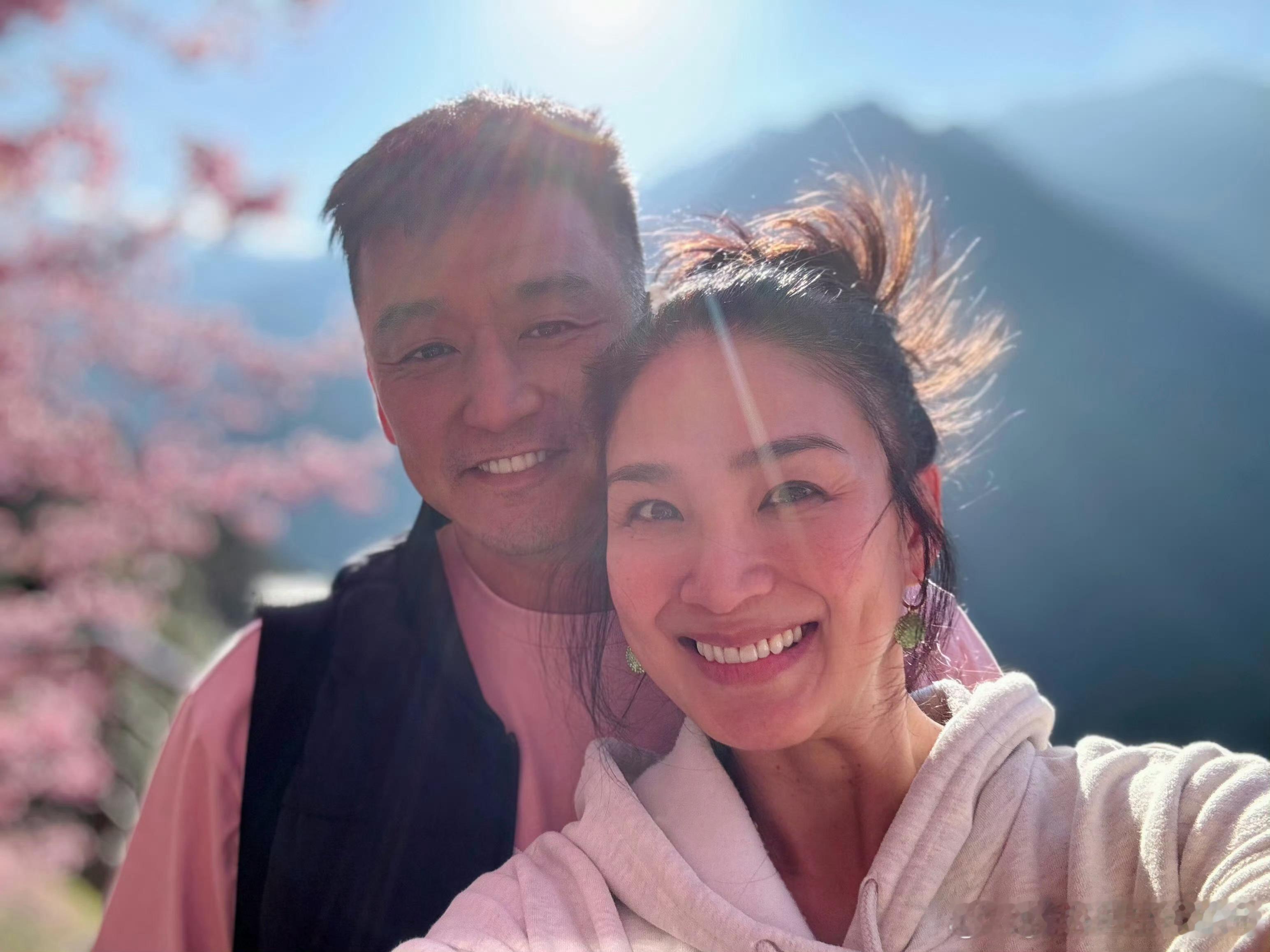 洪小铃晒老公女儿合照洪小铃晒老公亲女儿照片洪小铃罕见晒女儿，好有爱的画面​​