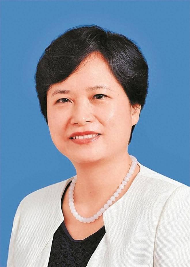 从三尺讲台到正厅级女高官，最后跌落神坛！按照62岁的杜玲，是广东省总工会原党