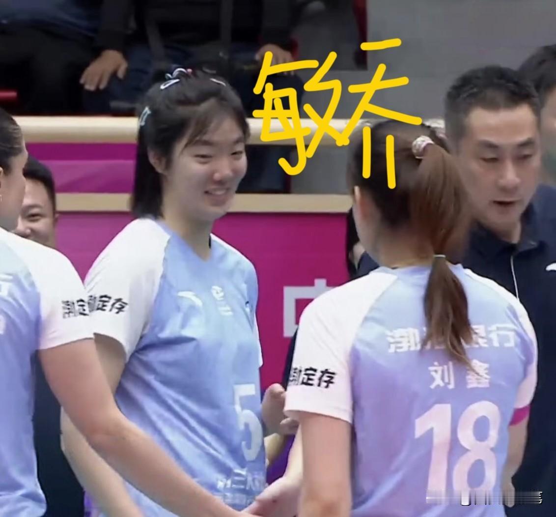 天津女排出状况了[捂脸哭]一起看看原来，刘敏乔的一次闪电般扣球，直接把辽宁女排队