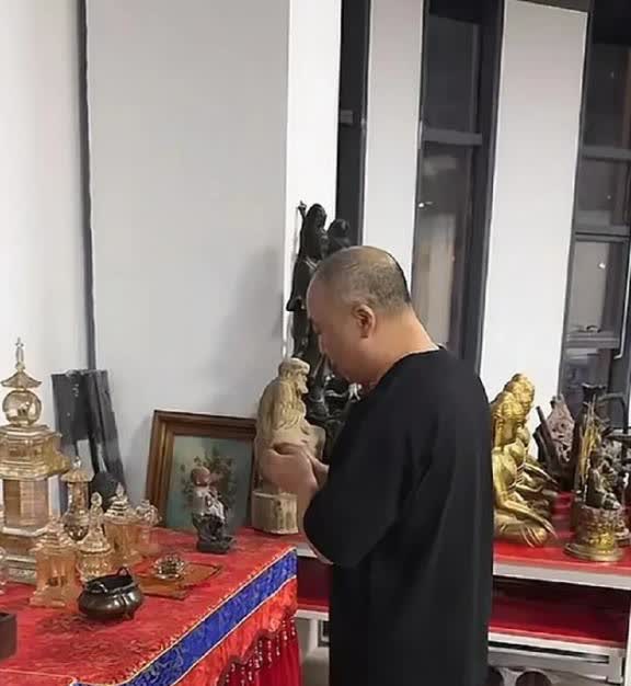 柴怼怼不知道是不是看到“裤衩姐”的审判结果下来了，开始骂骂咧咧的拜佛了。