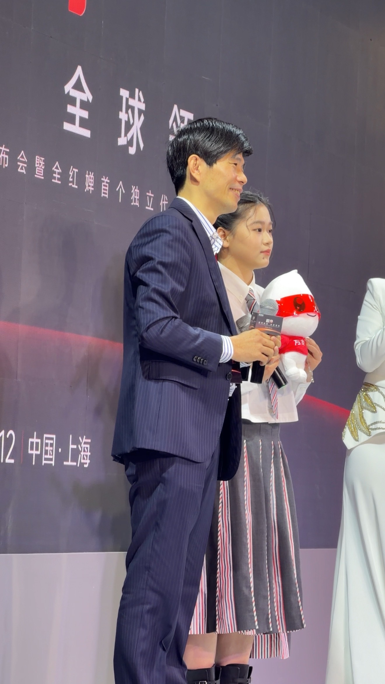 全红婵白衬衫配裙子发辫精致手机原视频截图，怎么会有这么可爱的浑然天成的女孩子?