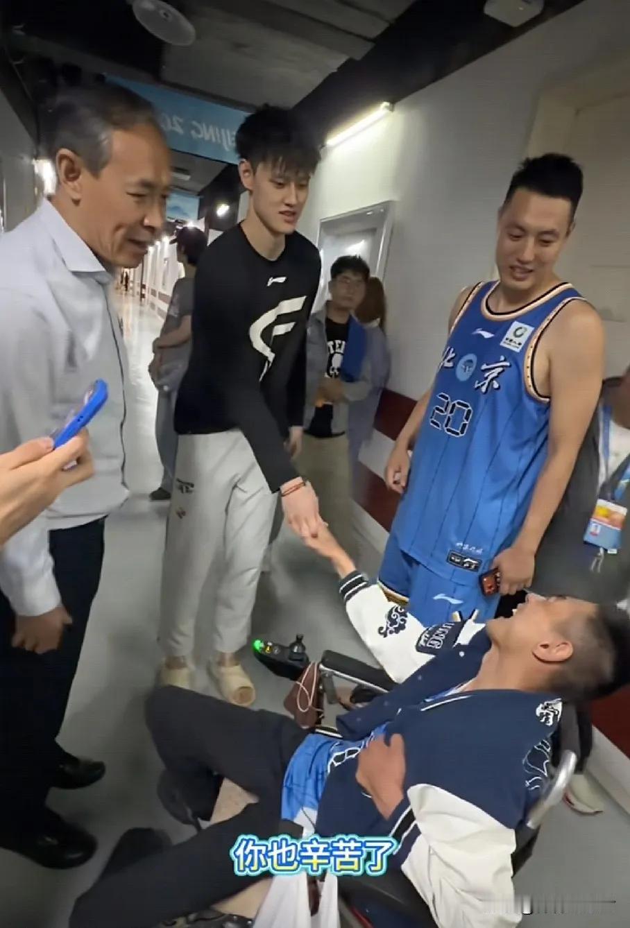 北京男篮赚得盆满钵满！主场击败广东男篮后，北京男篮一只脚踏进了4强。主教练许利