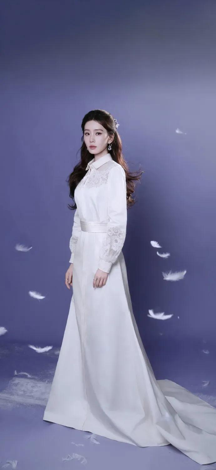 美女壁纸～一袭白色蕾丝衬衫裙，尽显刘诗诗的温婉雅致。精致蕾丝点缀领口与袖口，收腰