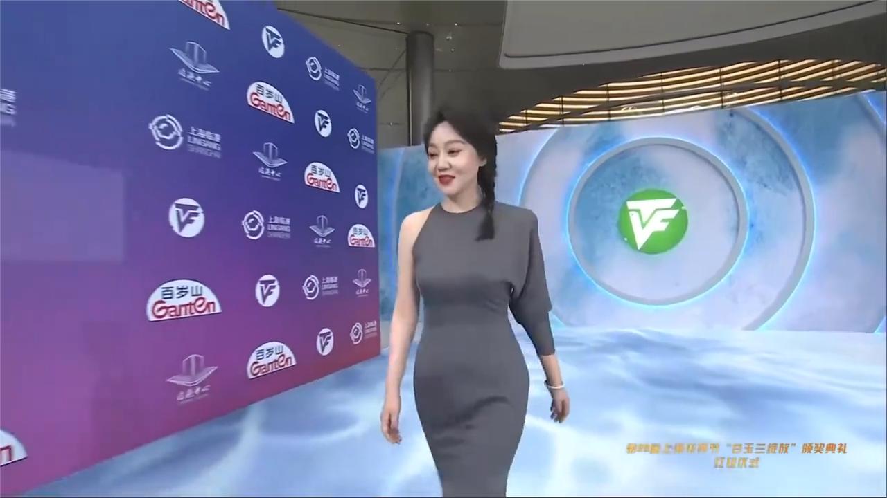 闫妮白玉兰红毯高光时刻：幽默步伐引爆全场丨29届白玉兰奖