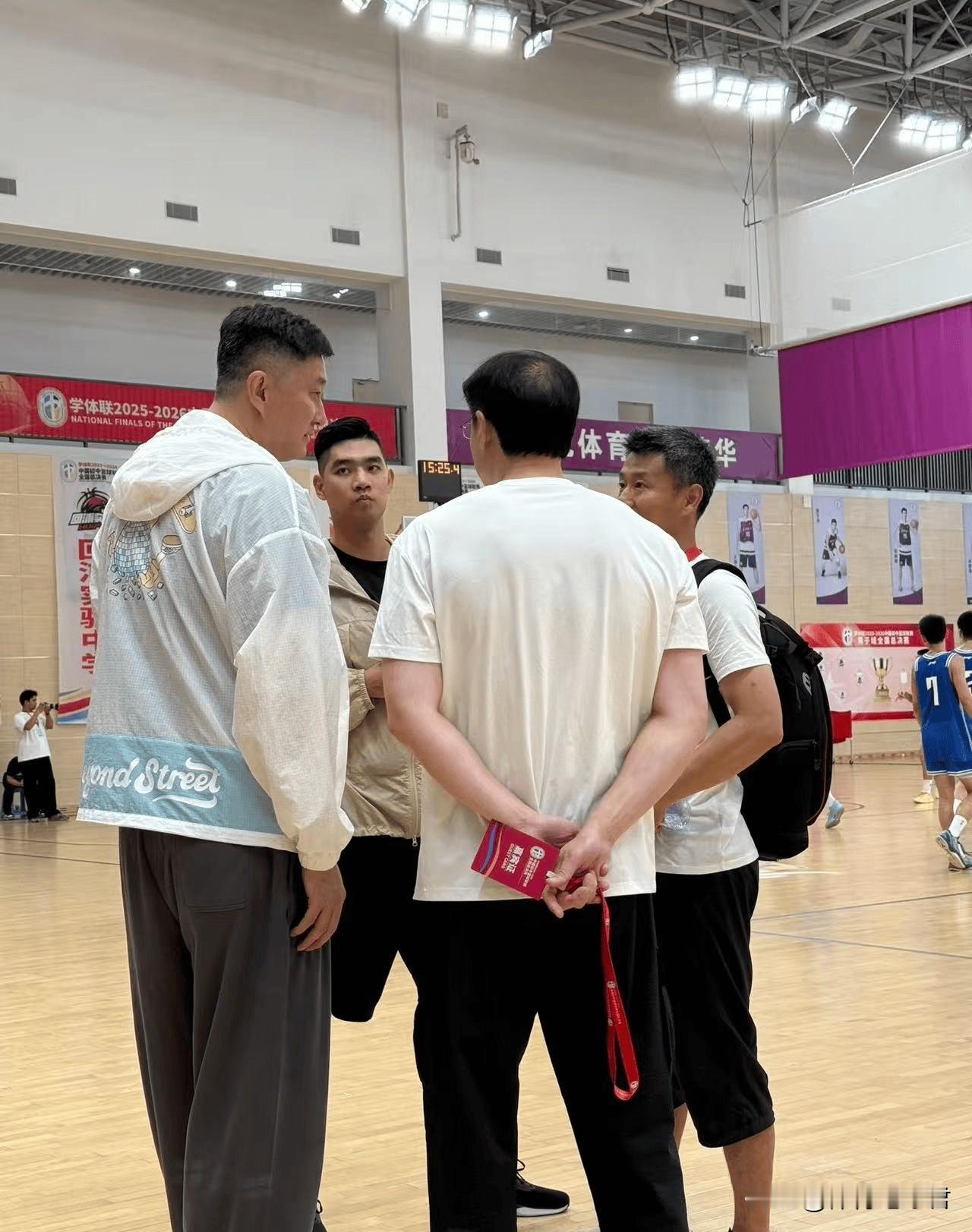 杜锋考察好苗子！据广东媒体人麦穗丰透露：杜锋眼下正在福州，除了准备观看学体联2
