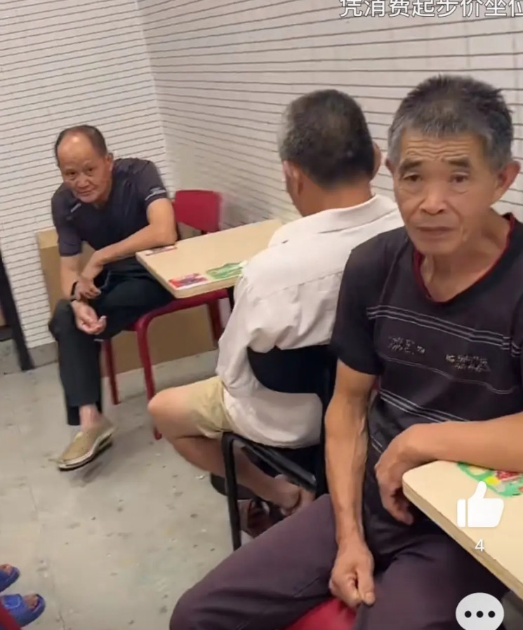 华莱士被纳凉的中老年人占领，无奈、无助。这叫任何商家看到都恼火，人家老板租着昂贵