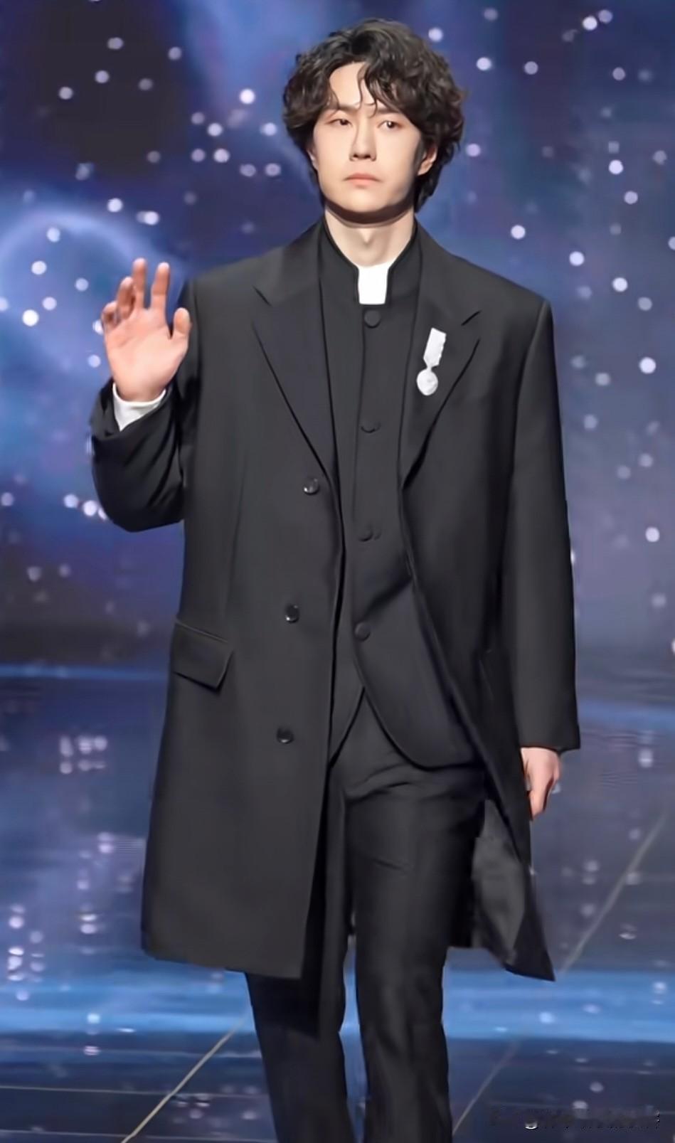 果然天真姐说的没毛病，人红是他该！不信你看王一博，微博之夜几个小细节，就懂他