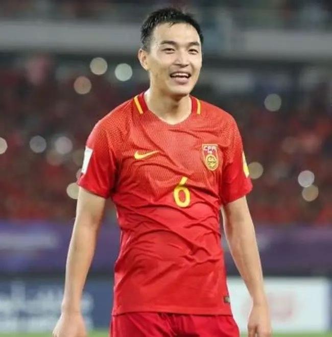 盘点中国足坛那些网红球员：1、冯潇霆在2019年亚洲杯，对阵伊朗的比赛中，冯