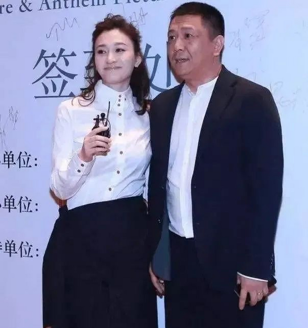 2015年，徐佳宁对着李小冉单膝下跪说道：“老婆，嫁给我吧，我给你5个亿，让你随