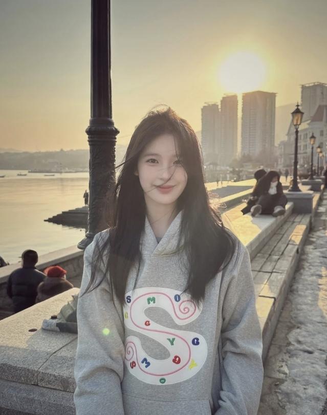 落日余晖洒在肩头，温柔了厦门的冬日晚风