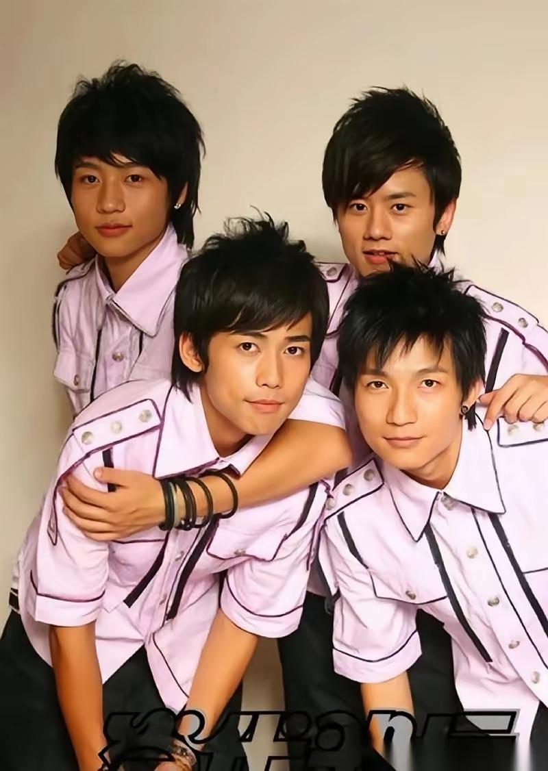 这是2007年的快男四强，四个人都是个性鲜明，当年的争议也是一个比一个大，