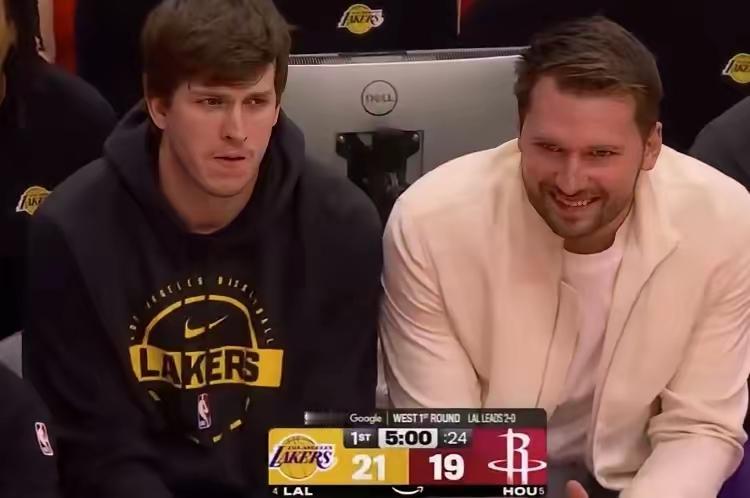 湖人东里两巨头坐在板凳席看球，表情是一喜一忧。东契奇，2025年夏天已与湖人