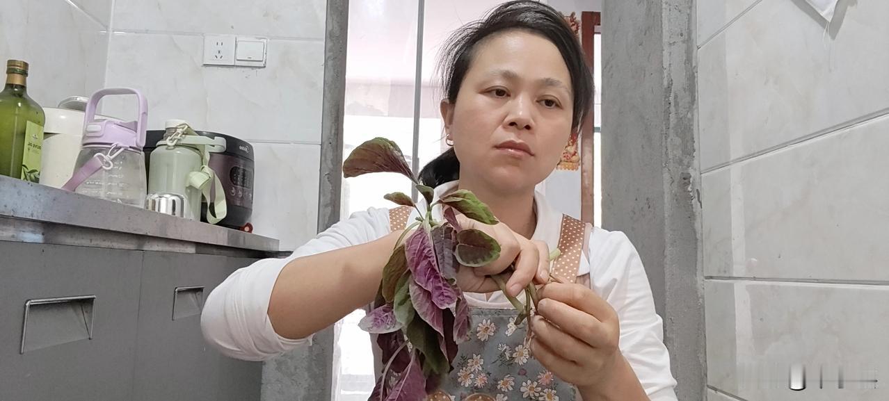 得了宫颈癌的女人活得太憋屈了！38岁确诊宫颈癌早中期，切除了子宫和卵巢，又做了4