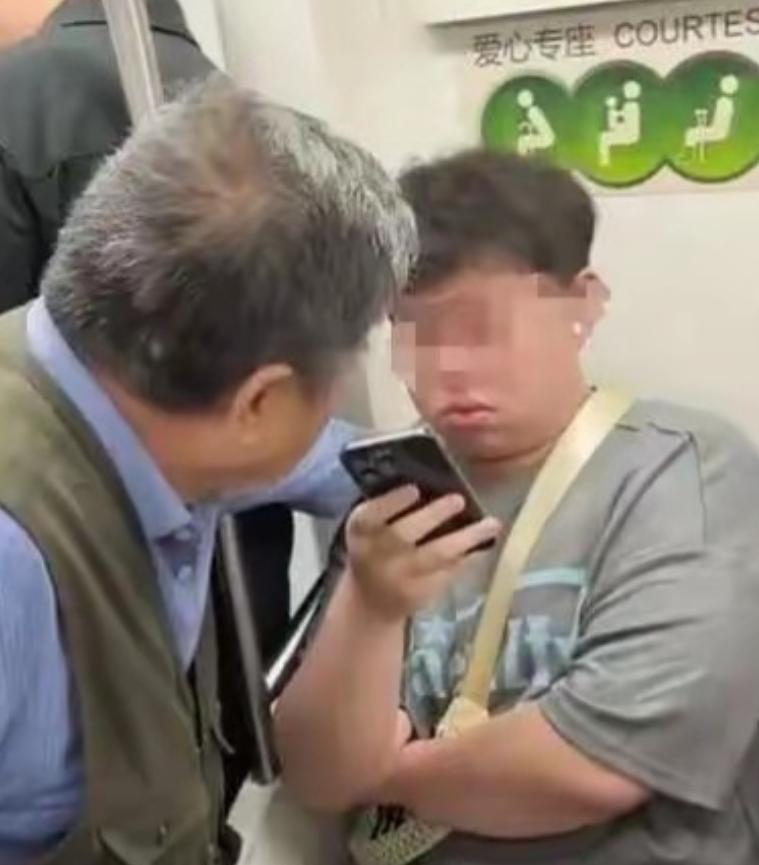 5月15日，上海，一老人让小伙给自己让座，小伙带着耳机没听到，老人直接上手拉扯小