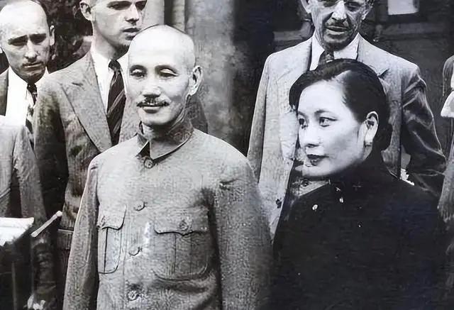 1928年作为宋美龄的前男友，刘纪文不敢与蒋介石竞争宋美龄，无奈放弃。没想到上帝