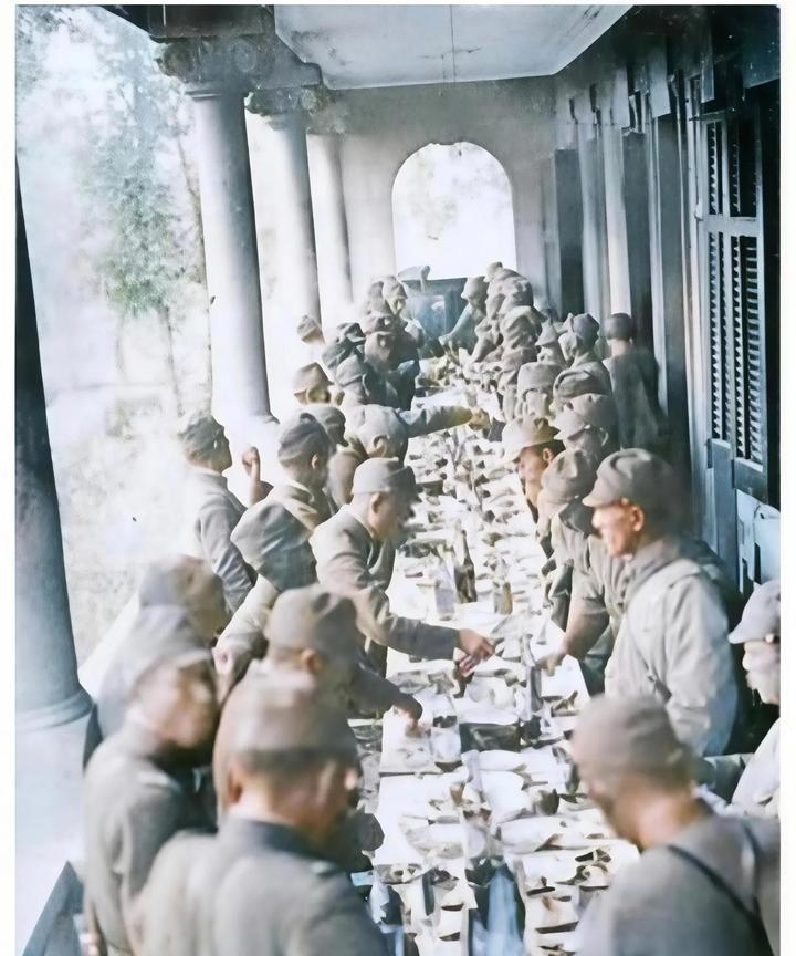 民国27年初（1938年），上海沦陷后，日寇在这片被践踏的土地上摆开宴席。照片里