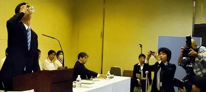 日本那个喝下核污水。这公园还活着吗？2011年福岛核事故后，日本官员园田康博干了