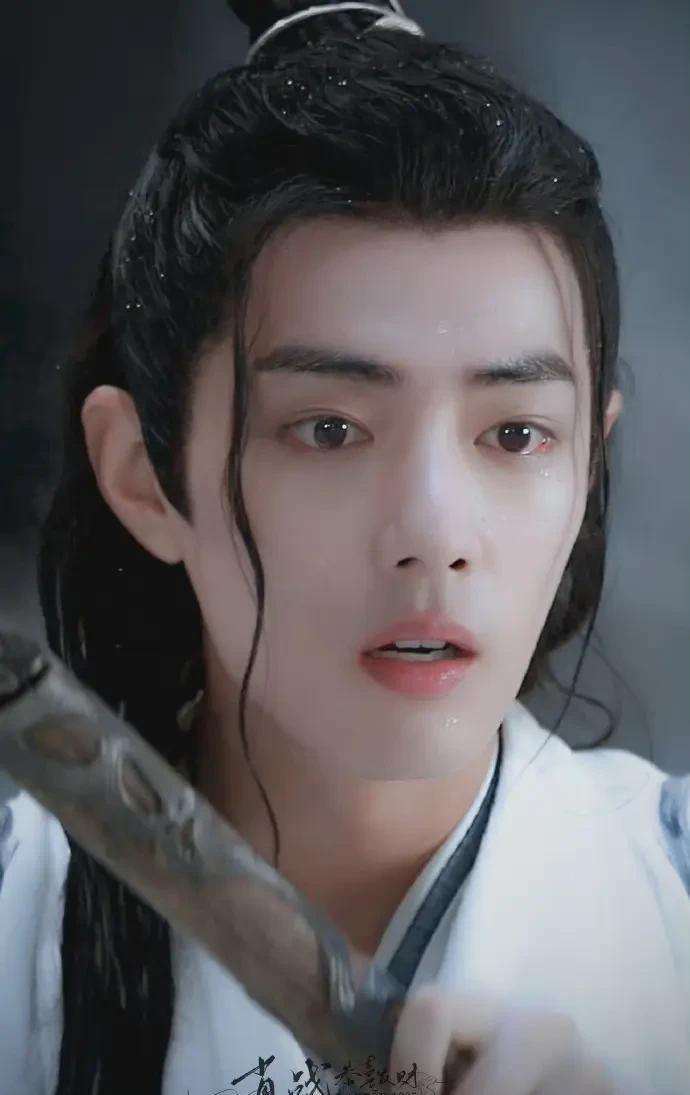 米兰秀场后台，肖战扯松领带的瞬间，隔壁意大利摄影师低声骂了句脏话。手抖了。镜