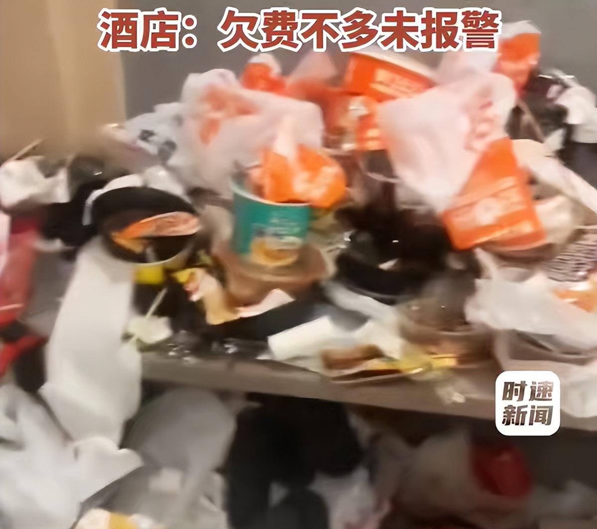 四川成都，一对00后小情侣感情好的很，为了每天能腻歪就去酒店里长期同居，私密生活