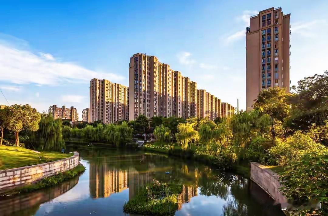房地产发展方向变了，普通人还在等房价反弹，政策已经悄悄转向防崩盘。前几天看新闻发