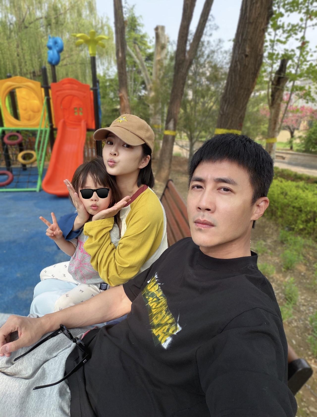 4月25日，杜淳晒一家三口合影，并配文“周末户外溜溜娃”。王灿兮戴着棒球帽，