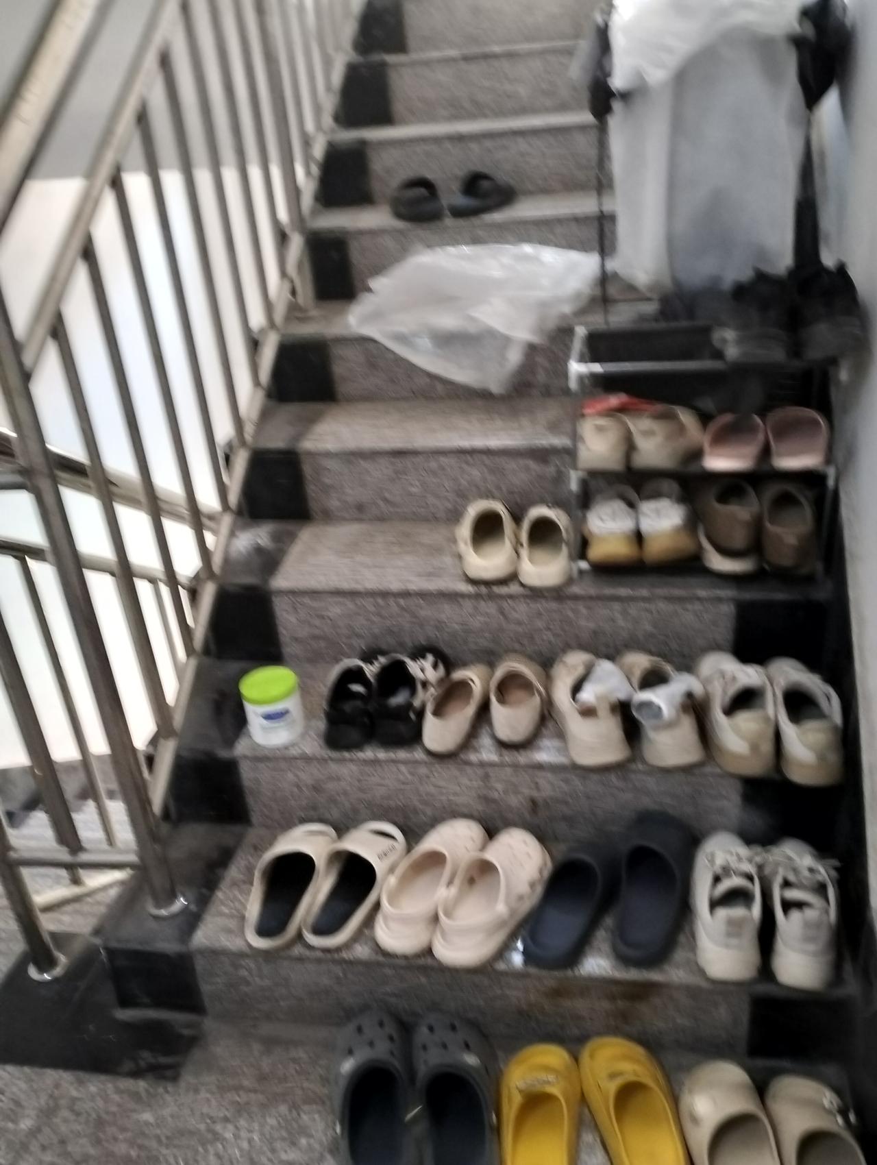 今早上和对门邻居吵了一架，我们住三楼，四楼五楼没人住，我们就把鞋放到上四楼的楼道