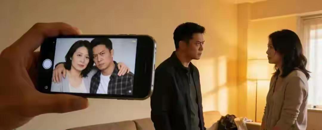 当妻子与男闺蜜的亲密合照刷屏朋友圈：那个深夜沉默的丈夫，揭开了多少婚姻里“安静崩