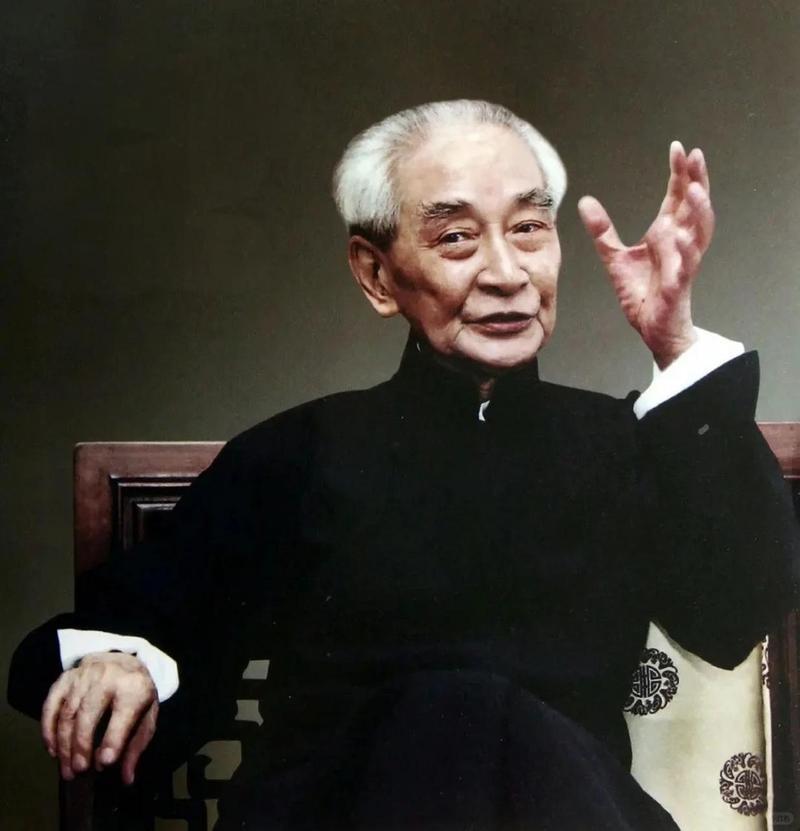 《南怀瑾为何要抽烟？》南怀瑾曾说过他抽烟的由来，首先他抽的烟不过肺，也就是抽的口