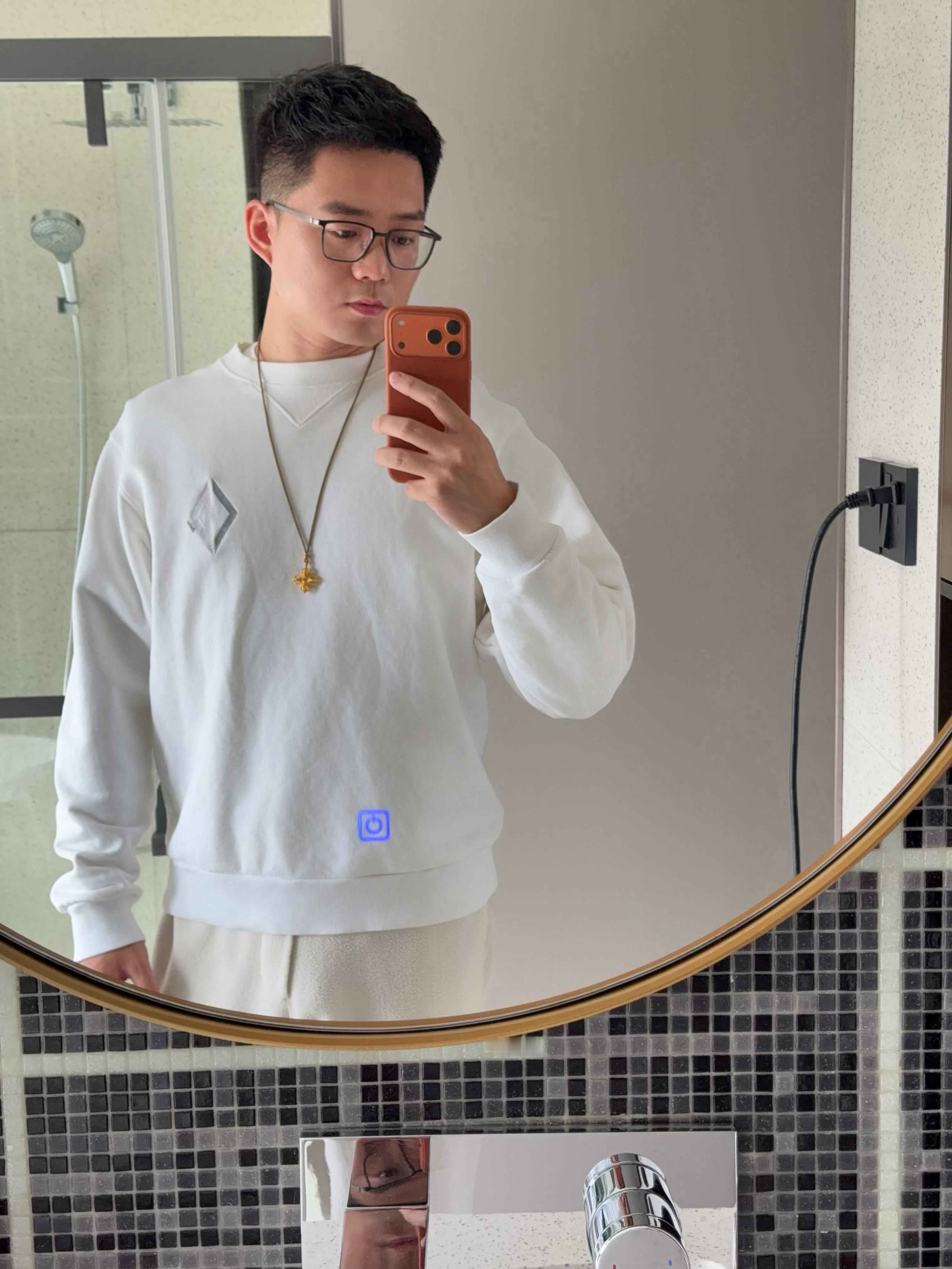 现在打理发型越来越迅速，2分钟搞定。下一步，谁教教我自拍啊？​​​