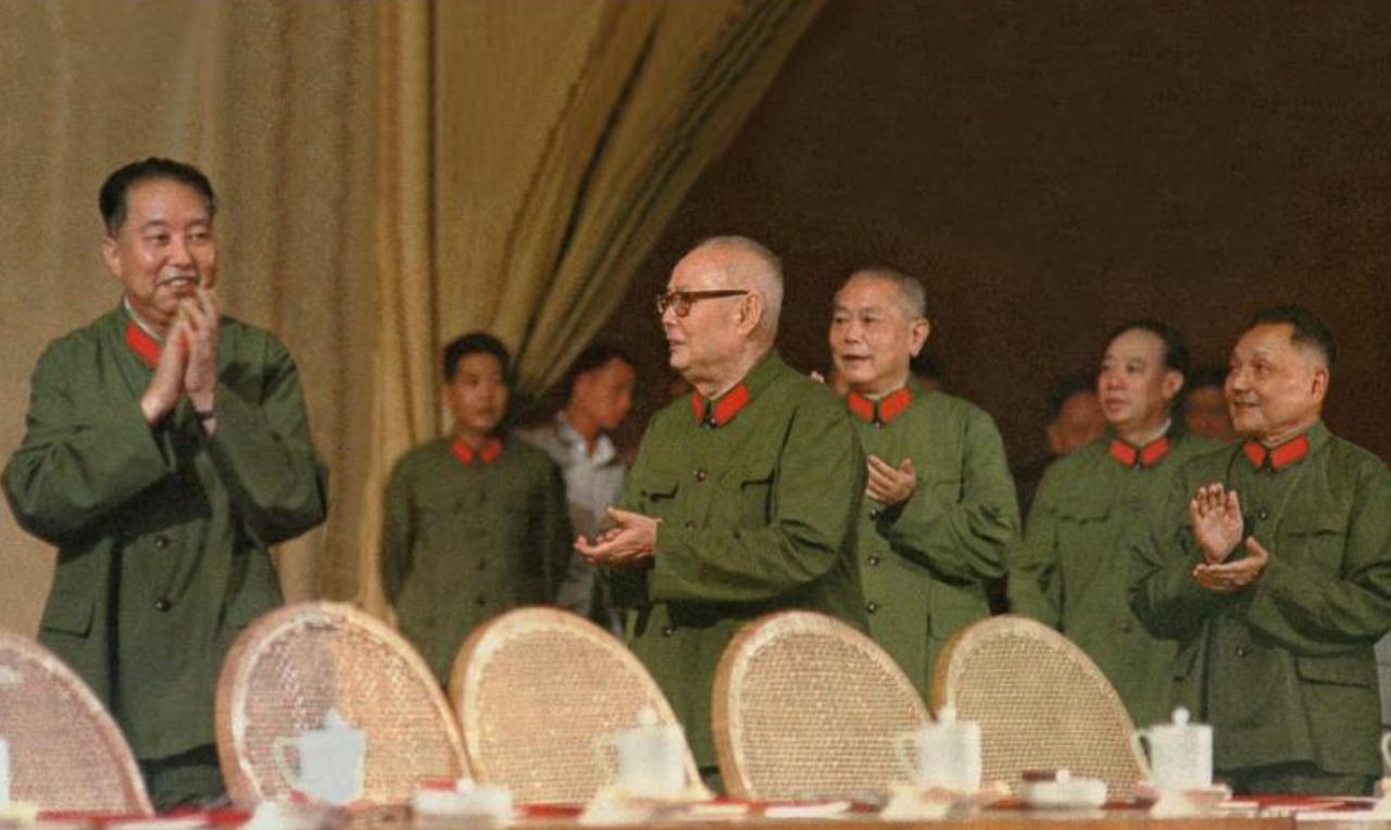1977年7月31日，建军五十周年来临之际，华国锋和中央领导人欢聚一堂，庆祝这个