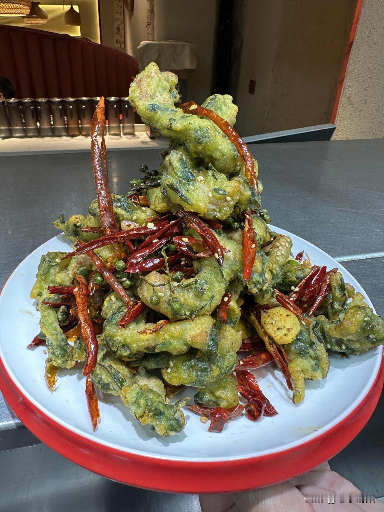 嗄嗄好吃的糊辣葱香肉1选材要求：选⽤新鲜排⻣⾁处理步骤：清洗后顶⼑切成⻓