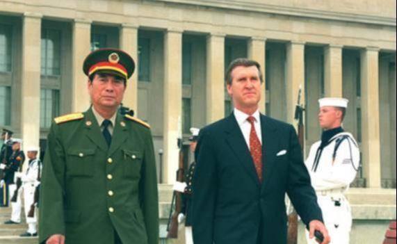 1998年，张万年出访美国，当他刚踏进美国宁堡陆军基地，一个美军司令突然跳了出来