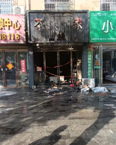敢分手弄死你！2025年，男子上门打砸烧女友烟酒店，损失超35万，然而事后仅被拘