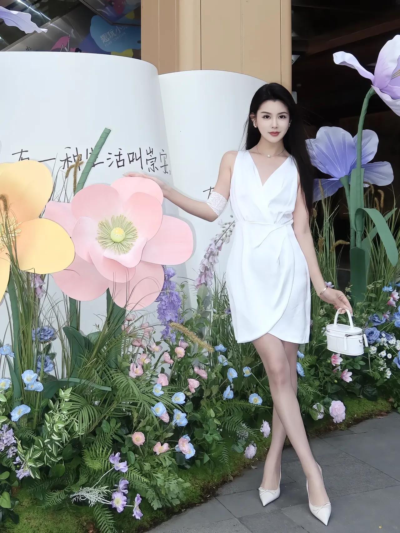 夏日清爽白裙穿搭真的太戳人✨纯白V领无袖连衣裙搭配白色尖头高跟鞋，整体风格简约