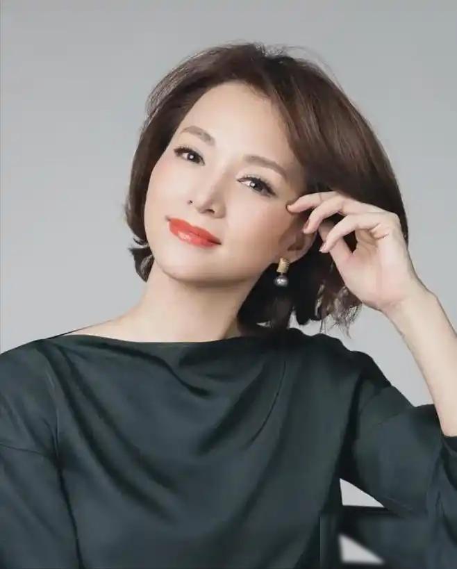 40岁董卿不顾劝阻，执意嫁给小5岁且离异带俩孩的百亿富豪密春雷。从那以后，这位“