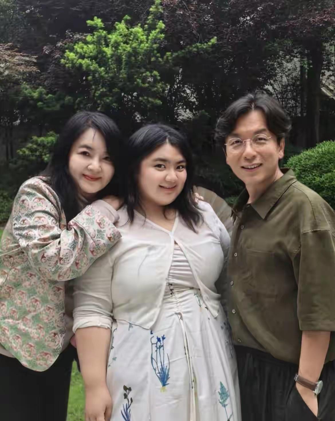 在亲妈的加持下，胡慧中的女儿也算是混成胖子界的天花板了，官方么开体重180斤，