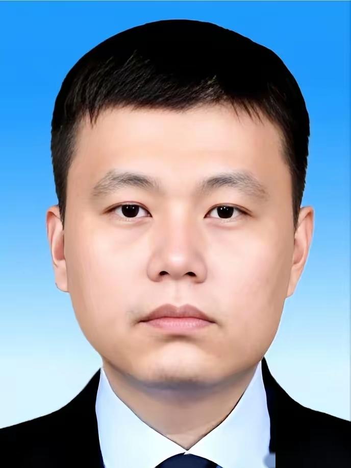 广东顺德海关，一个科员回到家，关上门，压低声音跟他老婆说：“卡里多了4100万，