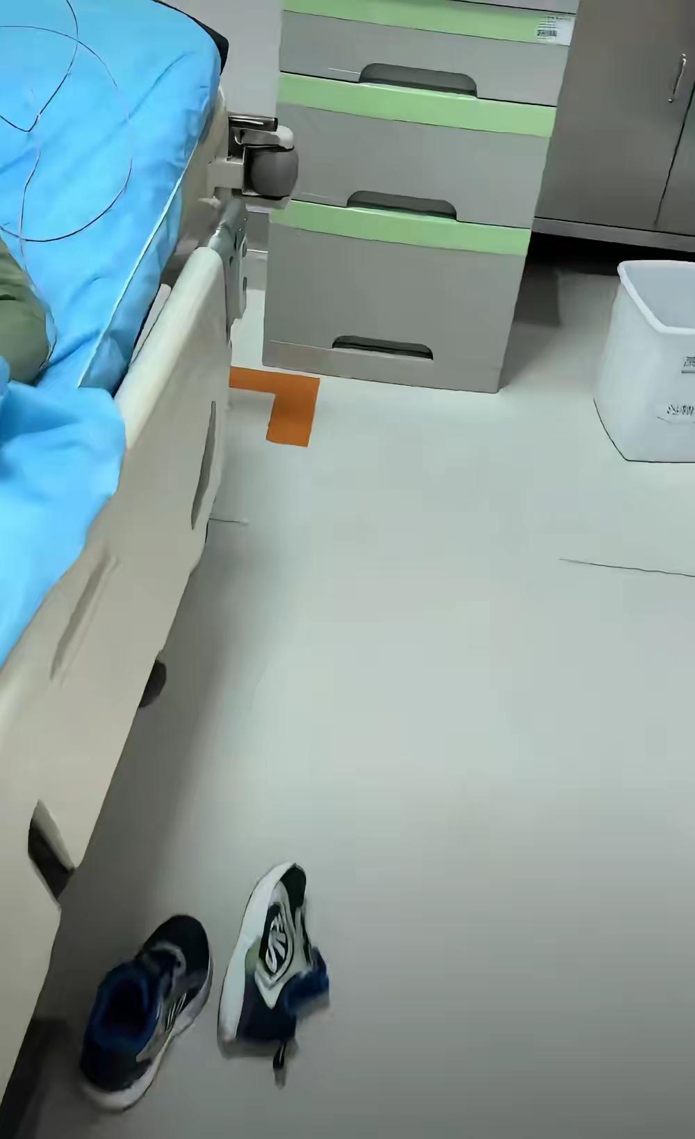 江苏一小男孩，趁妈妈上厕所不注意，偷偷喝了一整瓶美林，高达100毫升。她妈妈发现