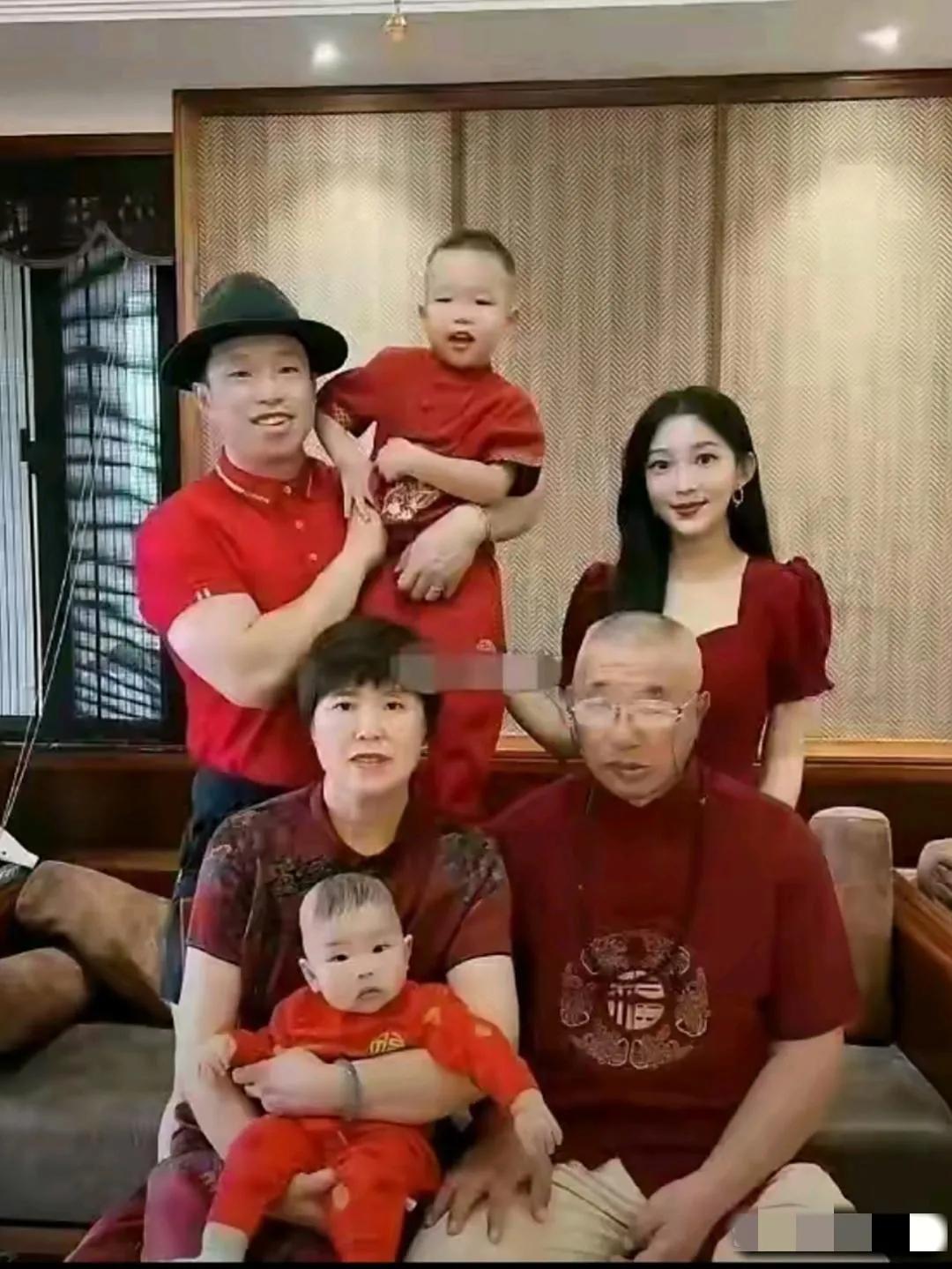 瞧，烧饼的两个儿子颜值一点儿也没随琼花玉貌的妈妈呀，不是说异性遗传吗？我发现
