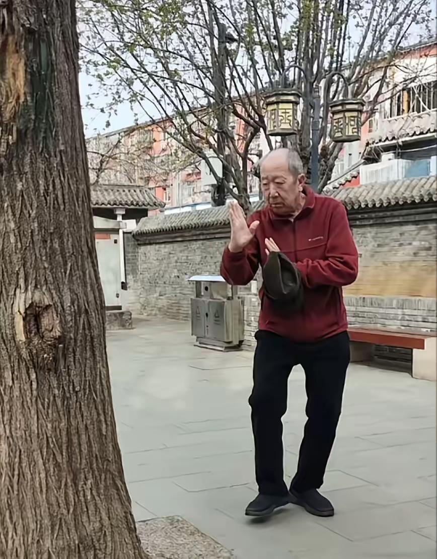 演员不管年轻时多么帅，多么有名气，老了以后也和农村老头没什么区别，你看这老头是谁