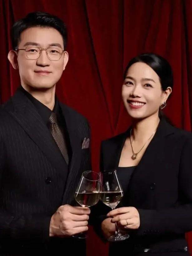 浙江广厦男篮主帅王博的妻子名叫李理，今年44岁，身高1米76，容貌清丽端庄，气质