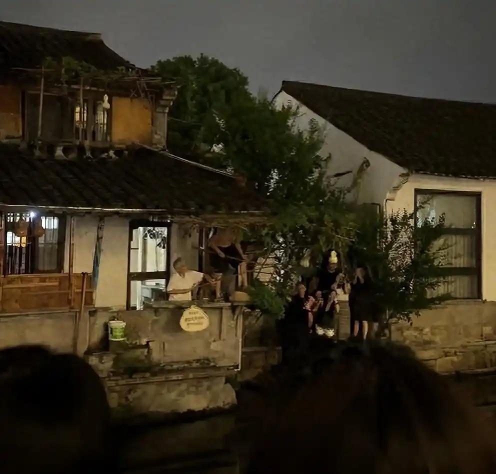 太遗憾了，葫芦娃还是败给了“蛇精”。9月5日晚上，绍兴葫芦娃爷爷，忍痛剪掉了7个