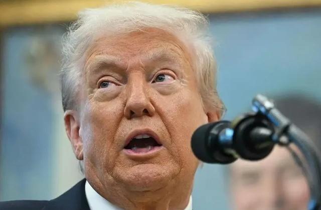 这一次美国欺软怕硬的态度彻底被展现了出来！一边扣押着中国的货轮，一边放任俄罗斯的