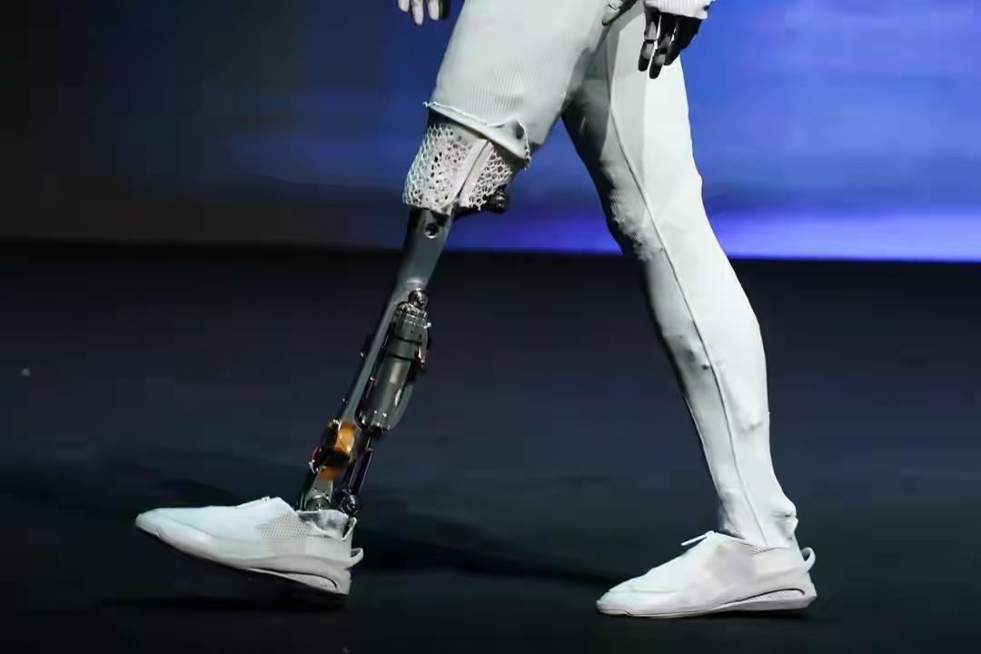 网络上有人质疑小鹏这个女性机器人里面藏着真人，剪开机器人腿部“皮肤和肌肉”，何小