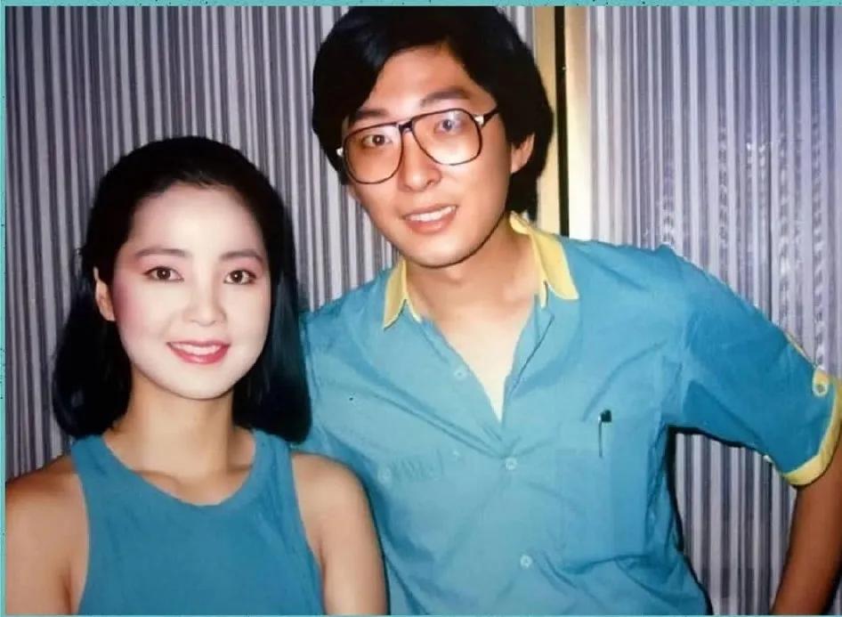 1985年，邓丽君一张珍贵的留影，年轻漂亮，很有气质，谁料到生命只剩下十年的时间